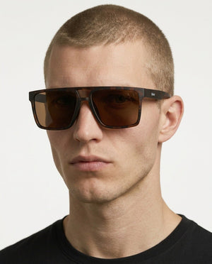 Sasha flat-top square sunglasses in Tea / Tortoise, tea lens on tortoise frame, worn by a man, front view